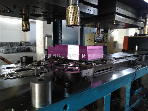 科進模內(nèi)攻牙機應用于電機支架現(xiàn)場實例